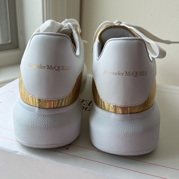 Alexander McQueen gold sneaker - Picture 3 of 7
